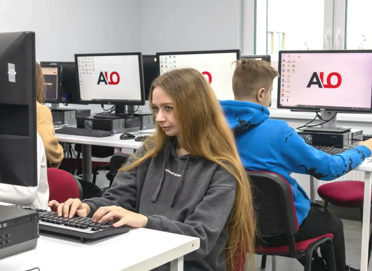 Zdjęcie Lekcje w technikum informatycznym: Program nauczania i przedmioty