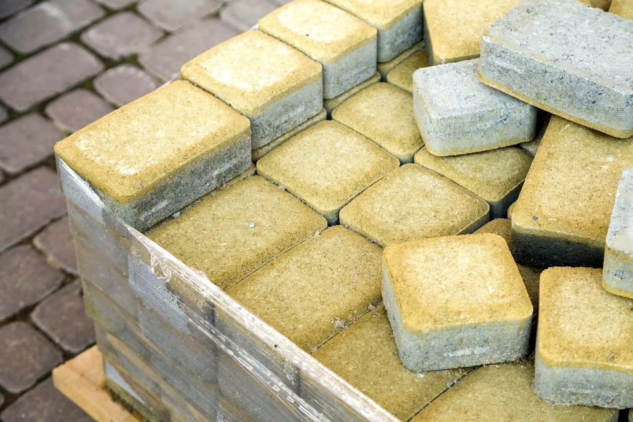 Zdjęcie Gdzie zgłosić ułożenie kostki brukowej? Uniknij problemów z pozwoleniem