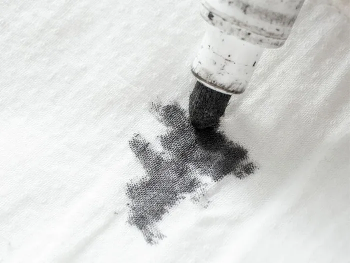 Zdjęcie Jak zmyć marker z bluzki? Skuteczne metody na trudne plamy