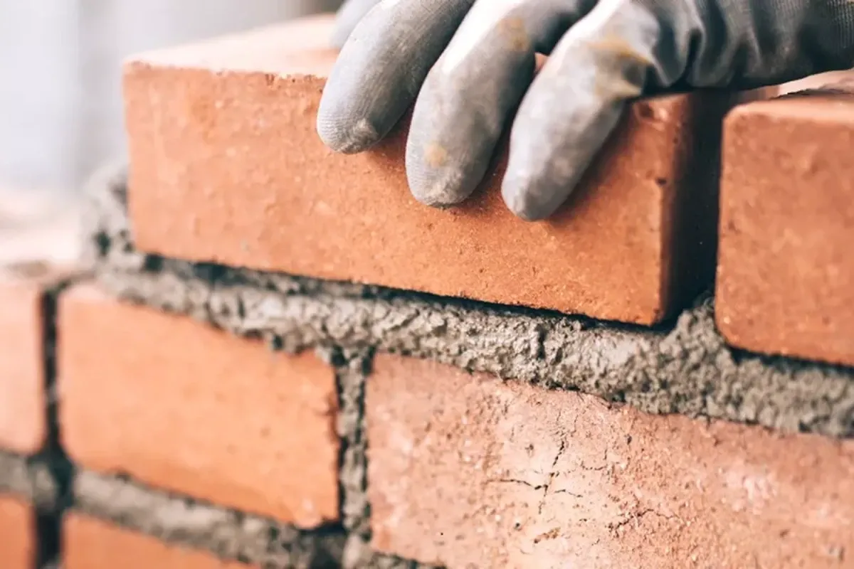 Zdjęcie Ile waży cegła? Zaskakujące różnice w wadze różnych rodzajów cegieł