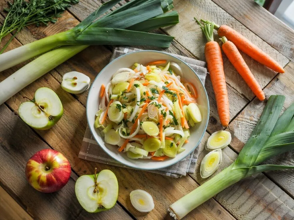 Zdjęcie Czy pora do sałatki należy sparzyć, aby poprawić smak i teksturę?