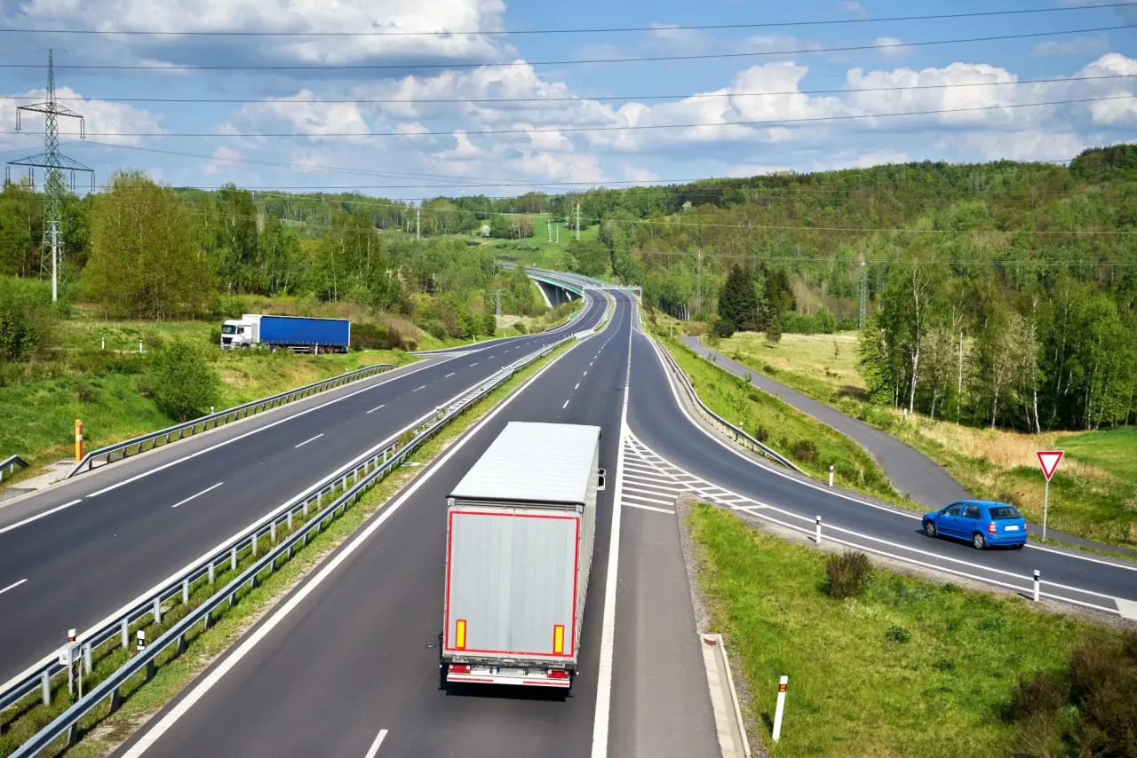 Zdjęcie Jak bezpiecznie jechać autostradą i uniknąć niebezpieczeństw na drodze
