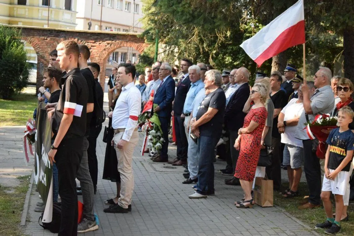 Zdjęcie Obchody Powstania Warszawskiego – Wydarzenia, Pamięć i Emocje Mieszkańców