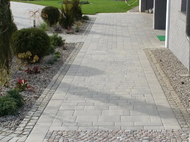 Zdjęcie Jak położyć kostkę brukową w ogrodzie - uniknij najczęstszych błędów