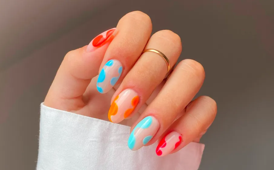 Zdjęcie Jakie paznokcie są teraz modne? Odkryj najnowsze trendy i kolory