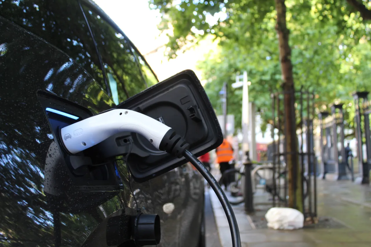 Zdjęcie Ile jest stacji ładowania samochodów elektrycznych w Polsce? Sprawdź!
