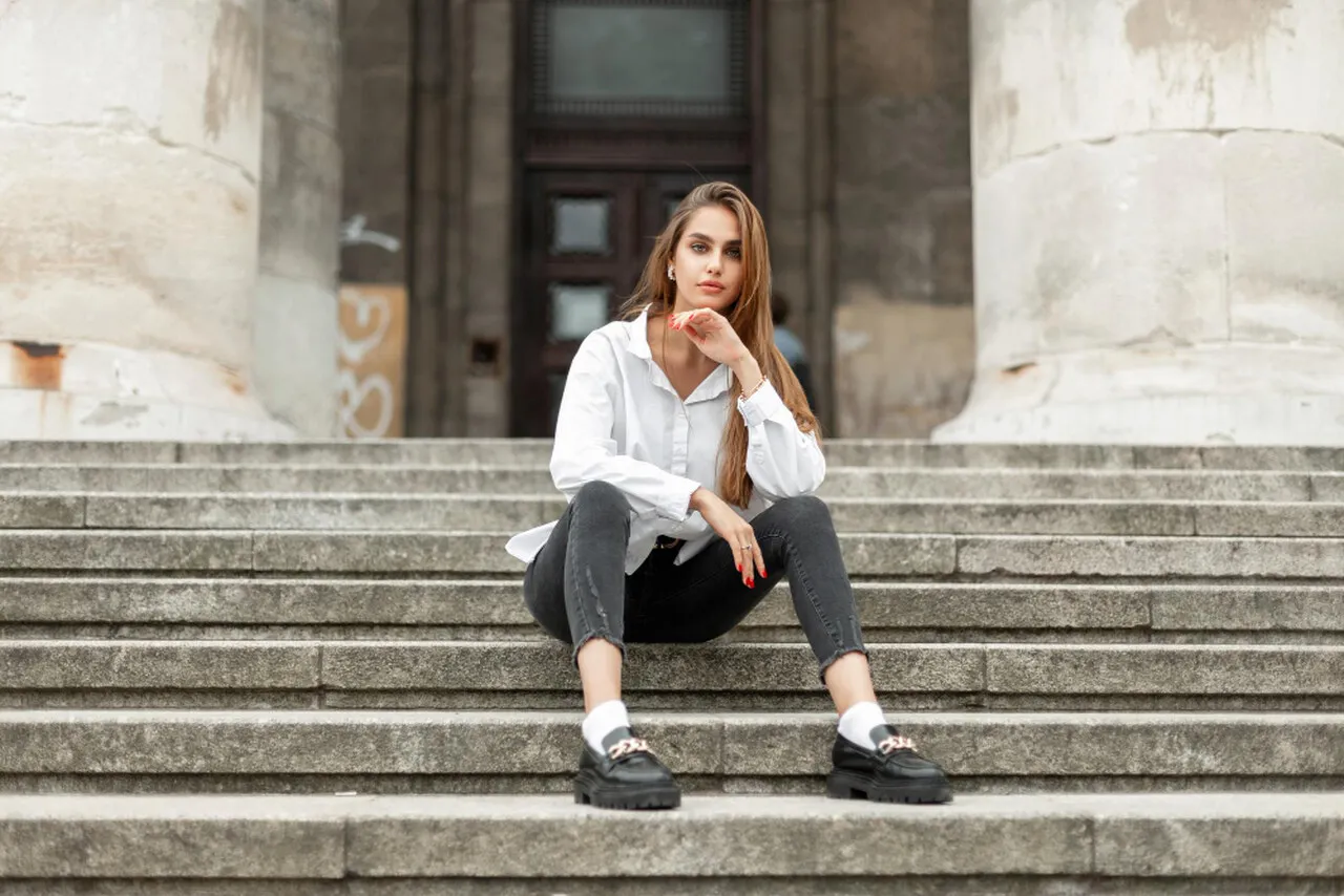 Zdjęcie Jakie buty do szarych spodni damskich – inspiracje na każdą okazję