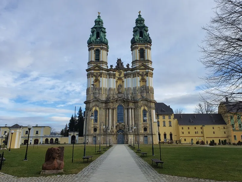Zdjęcie Sanktuarium w Krzeszowie: historia, architektura i cudowna ikona Madonny