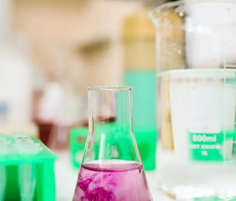 Zdjęcie Jak napisać sprawozdanie z chemii laboratorium, aby uniknąć błędów?