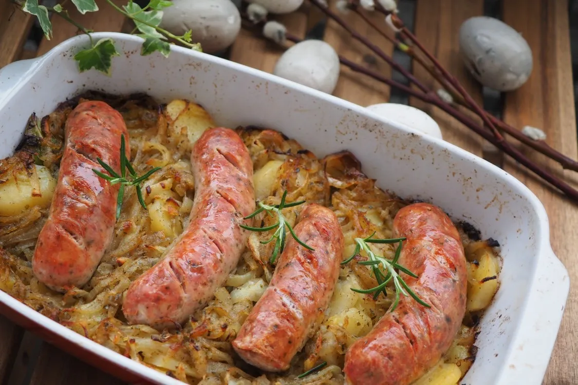 Zdjęcie Kiełbasa pieczona z ziemniakami w piekarniku – prosty przepis na obiad
