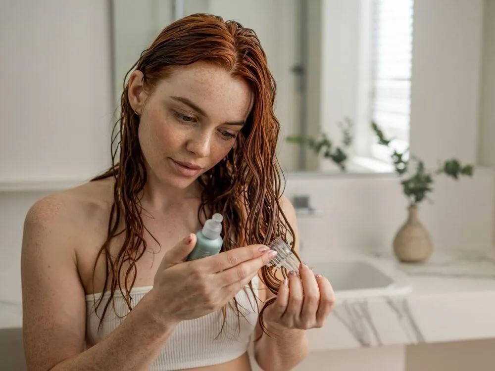 Zdjęcie Czy serum do włos&oacute;w się spłukuje? Sprawdź zasady aplikacji