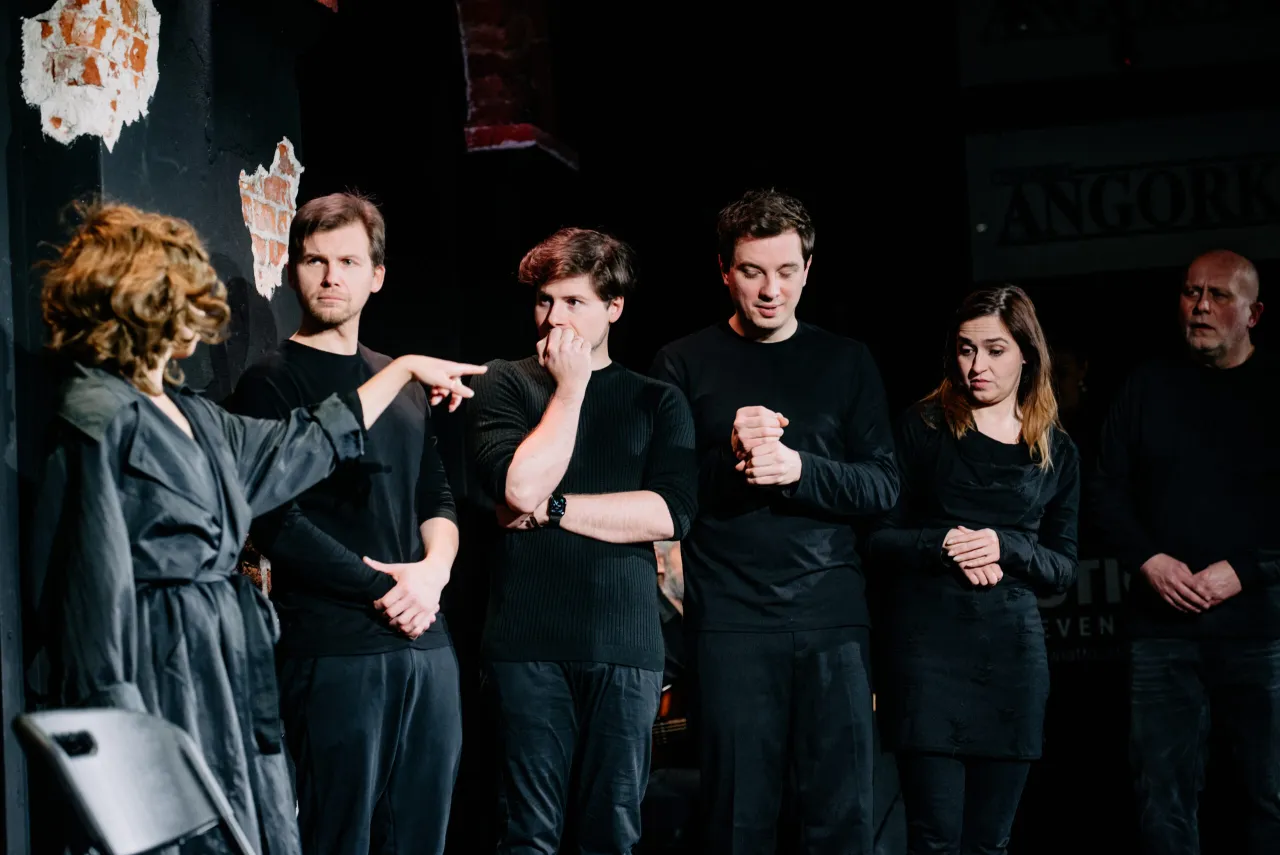 Zdjęcie Spektakl improwizowany: zrozumienie sztuki bez scenariusza