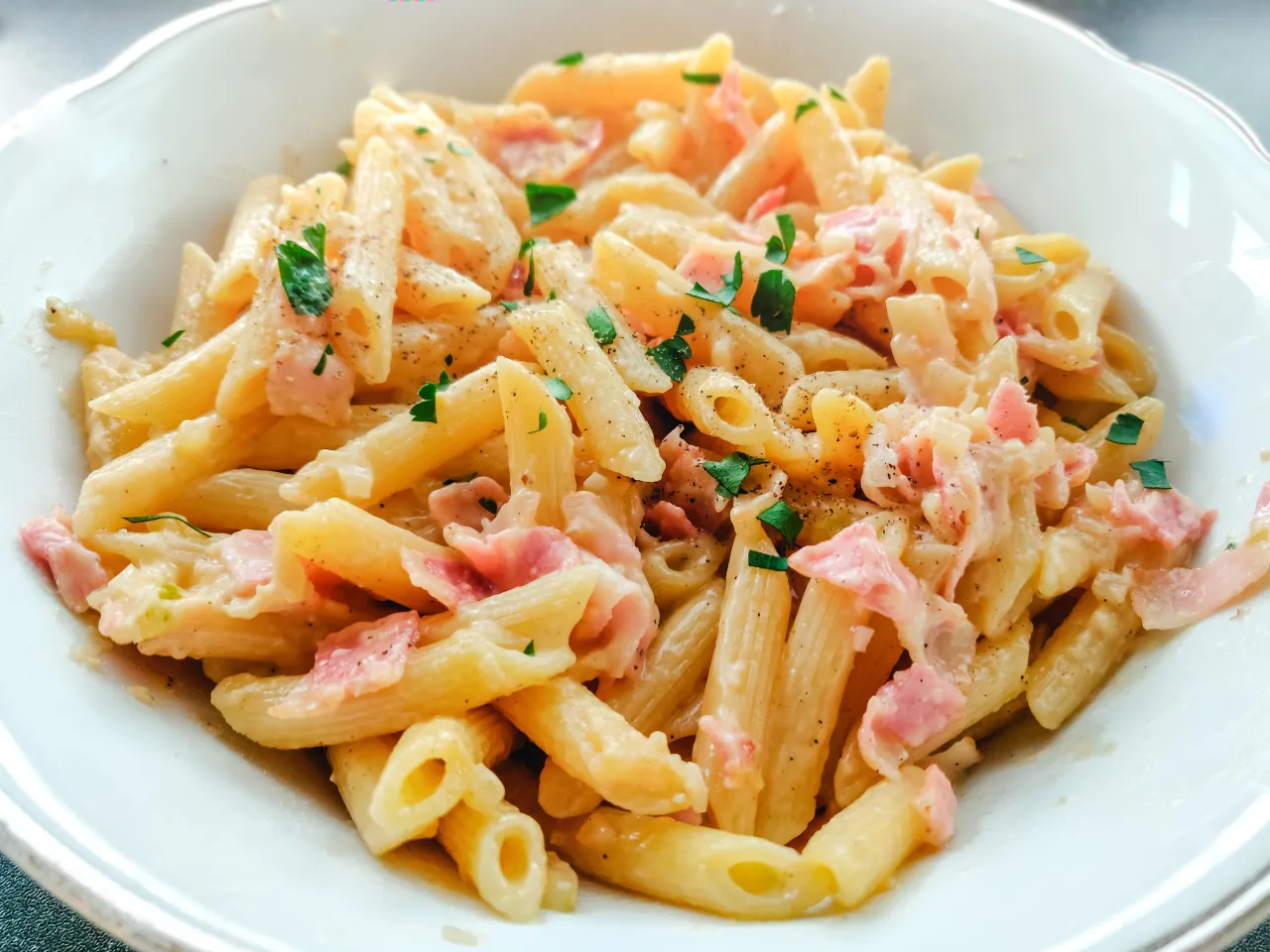 Zdjęcie Prosty przepis na penne carbonara – jak uniknąć błędów i zaskoczyć smakiem