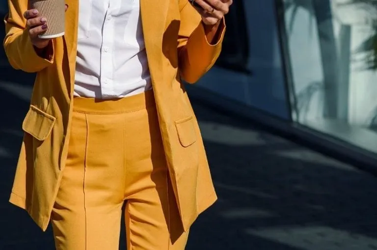 Zdjęcie Jak nosić żółte spodnie? Modne stylizacje na każdą okazję i porady stylistów
