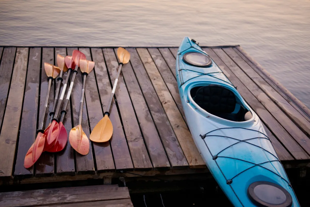 Zdjęcie Jak zabezpieczyć rzeczy w kajaku? Praktyczny poradnik dla każdego