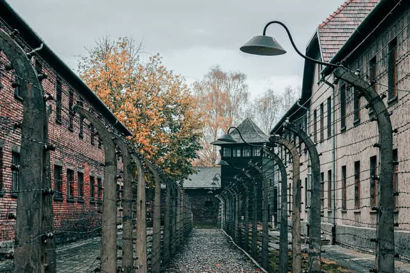 Zdjęcie Jak dojechać z Krakowa do Auschwitz - najlepsze opcje transportu i porady
