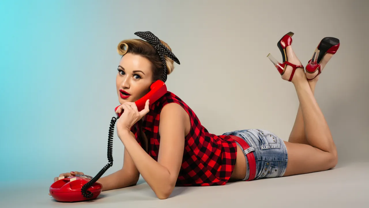 Zdjęcie Styl pin up: fascynująca podróż przez złotą erę mody i stylu glamour