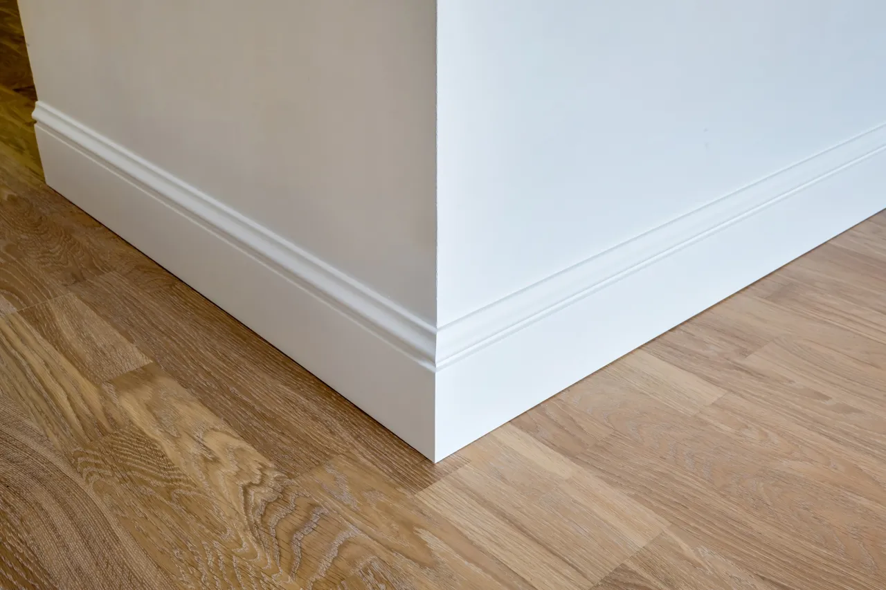 Zdjęcie Listwy przypodłogowe 8 czy 10 cm - Które wybrać do swojego wnętrza?