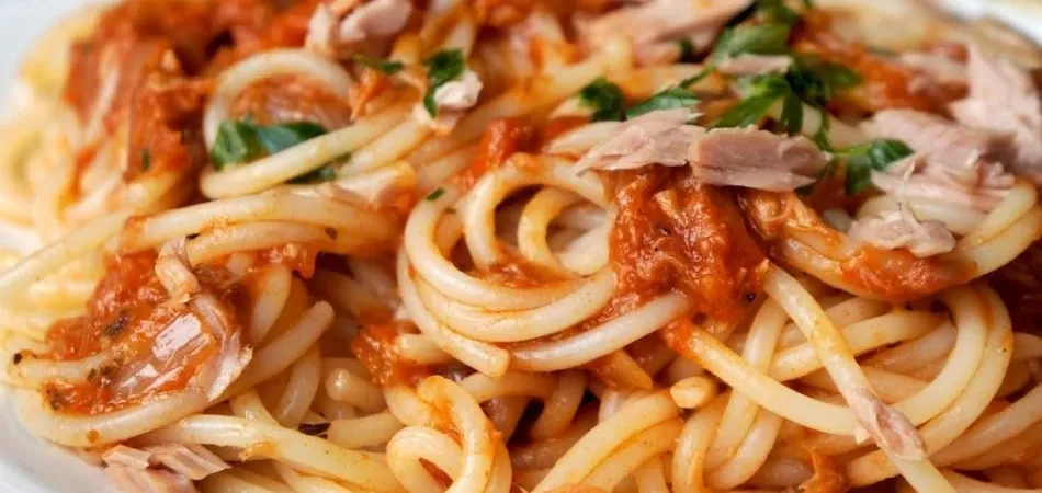 Zdjęcie Szybkie spaghetti z tuńczykiem i śmietaną – prosty przepis na obiad