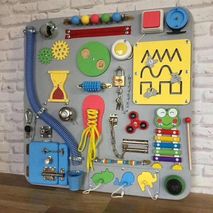 Zdjęcie Jak tablica sensoryczna wspiera rozwój dziecka i terapię sensoryczną
