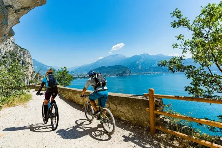 Zdjęcie Garda rowerem: Odkryj trasy dla każdego! Planuj swój urlop.