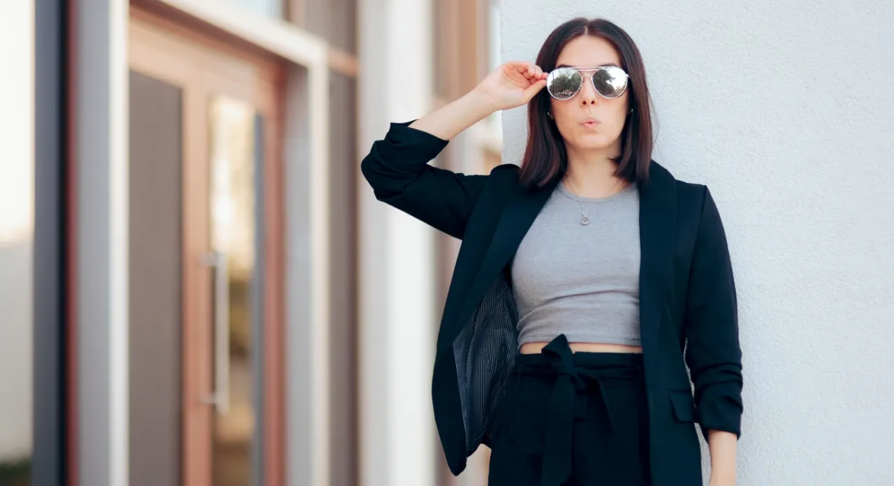 Zdjęcie Spodnie paper bag dla kogo? Odkryj, czy pasują do Twojej figury