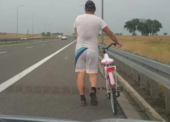 Zdjęcie Czy jazda rowerem po autostradzie jest legalna? Przepisy i konsekwencje prawne