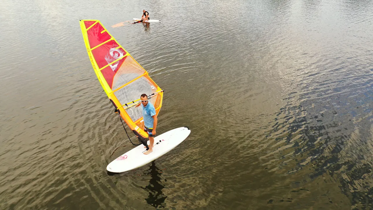 Zdjęcie Ile kosztuje windsurfing? Ceny lekcji, kursów i wynajmu sprzętu