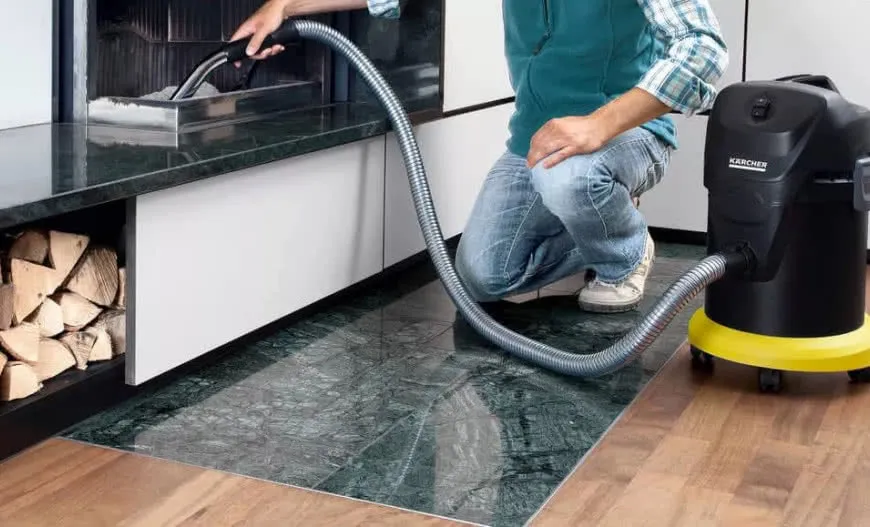 bezpieczne usuwanie popiołu z kominka