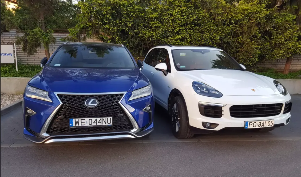 Niebieski Lexus i biały Porsche. Zastanawiasz się nad wynajmem samochodu osobowego a kosztami? Te luksusowe auta mogą być Twoje.
