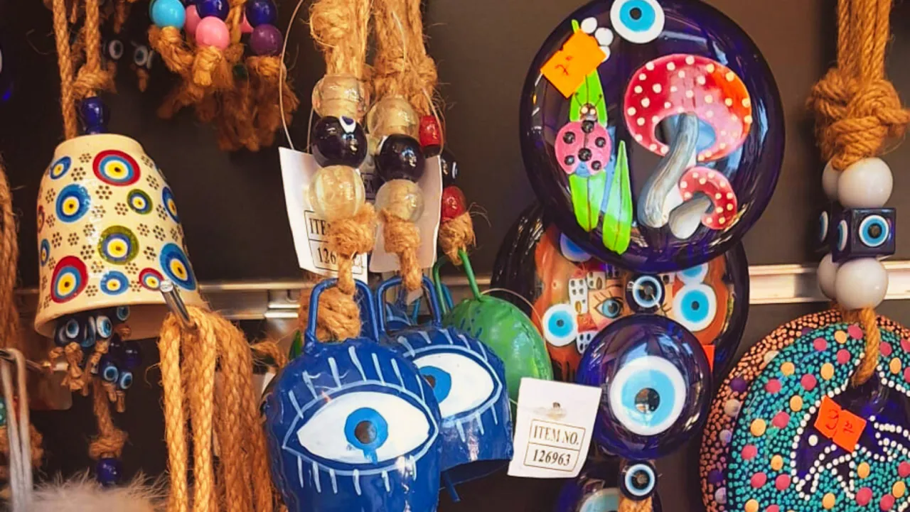 Urocze talizmany z Albanii: dzwonki, koraliki i ozdoby z 