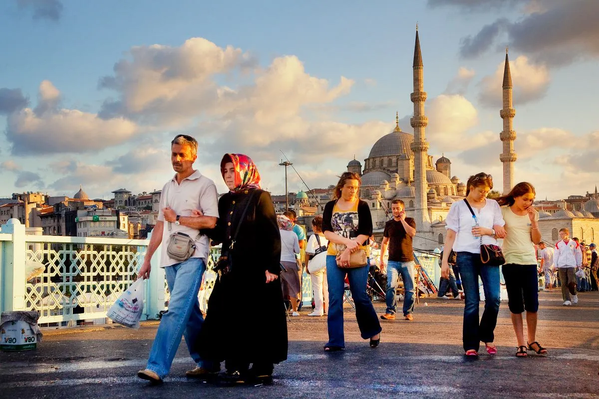 Ubrania na wakacje w Turcji: plaża i meczet