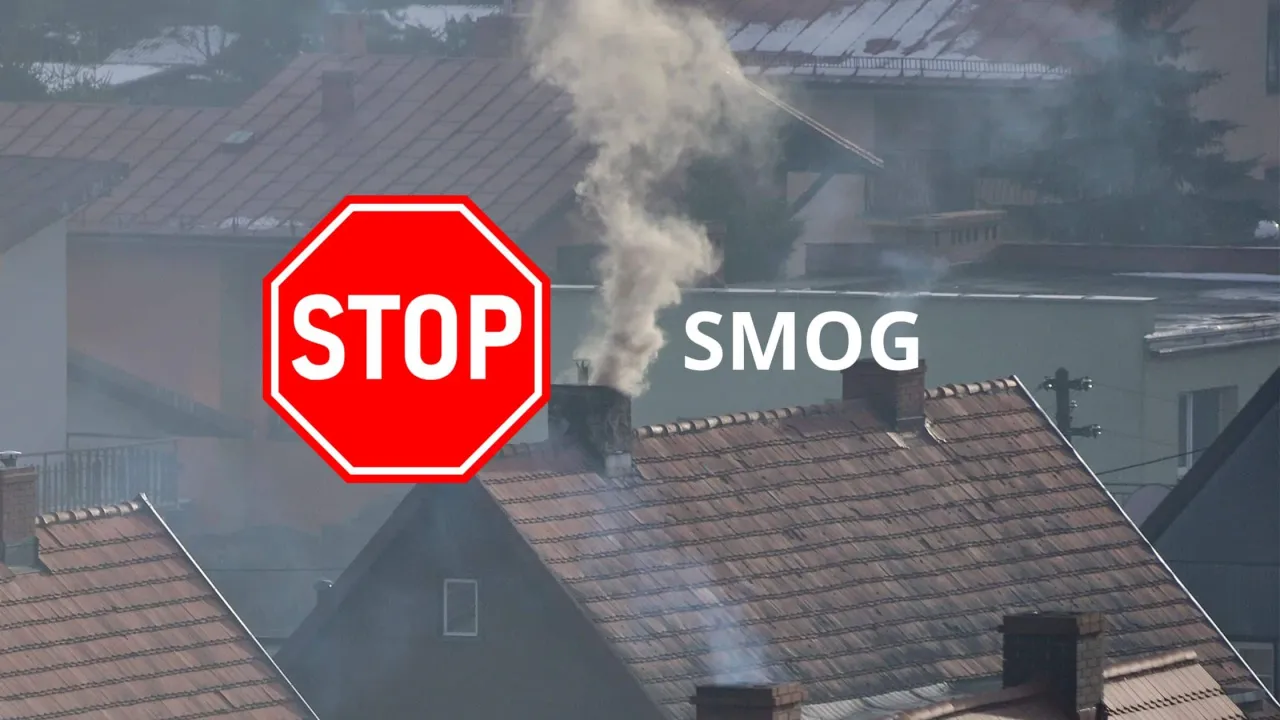 Dym z komin&oacute;w nad dachami. Znak STOP i napis SMOG. Jak zapobiegać smogowi? Brainly podpowie!