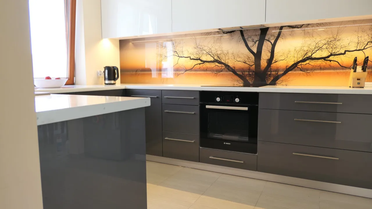 panele szklane i laminowane do kuchni nad blatem