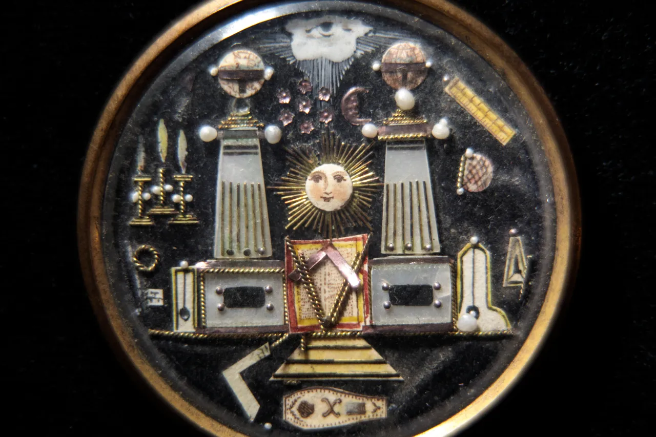 Zestawienie symboli masońskich: cyrkiel, węgielnica, oko opatrzności