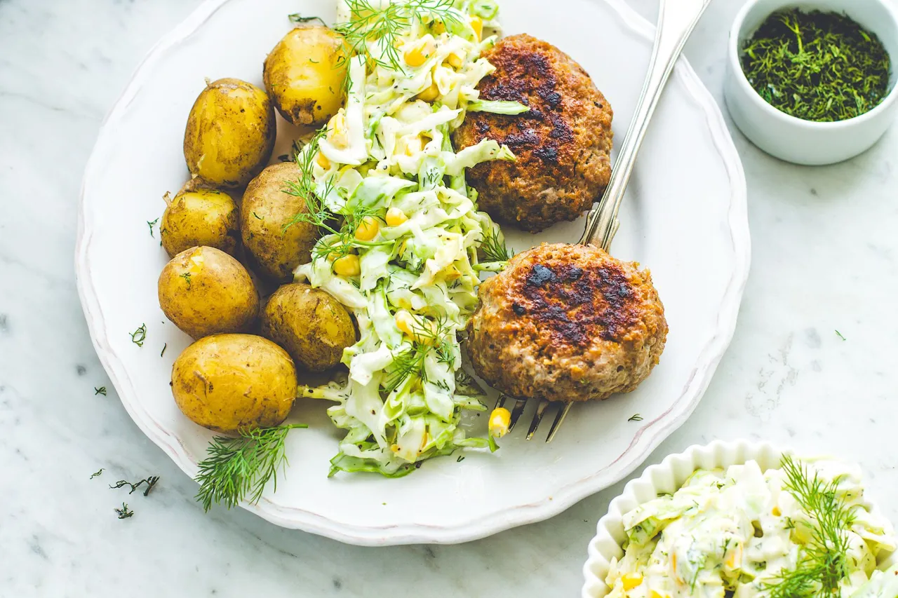 tradycyjny polski obiad z kotletem mielonym