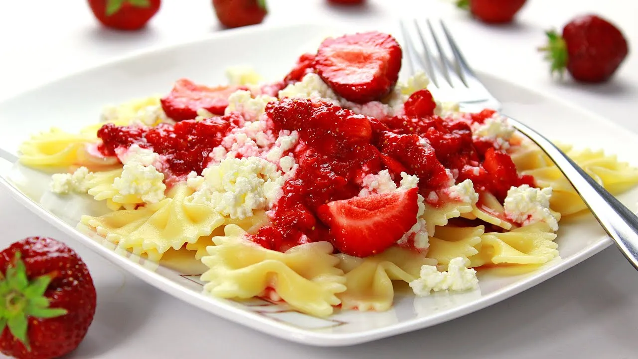 Makaron z twarogiem na słodko z owocami