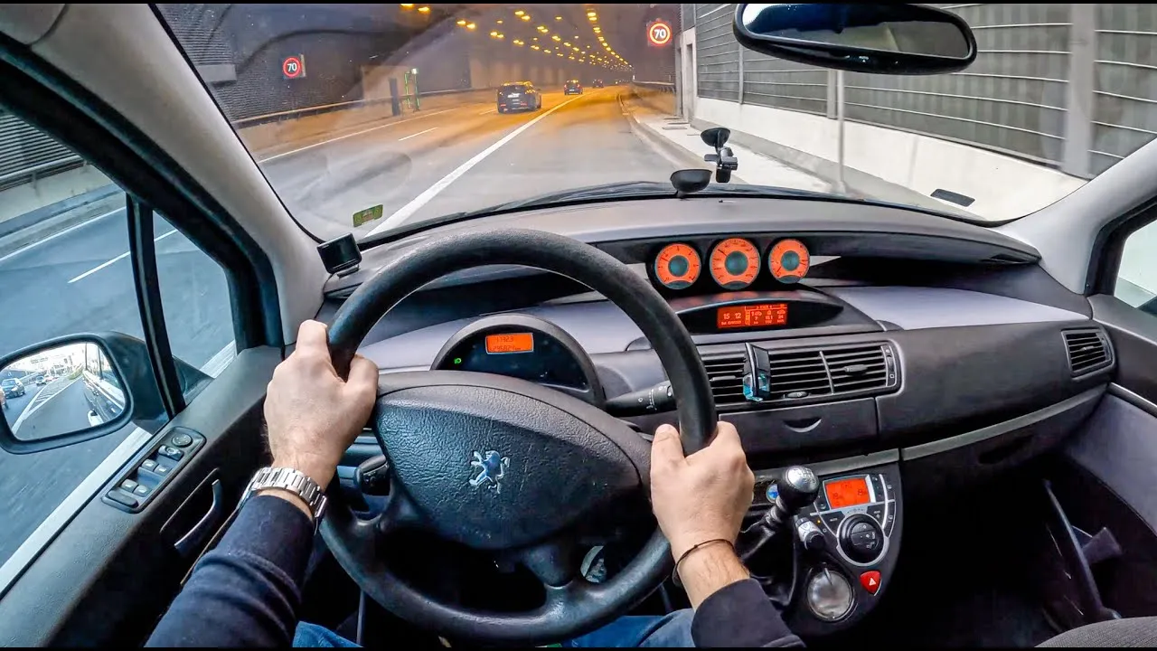 Peugeot 807 wnętrze