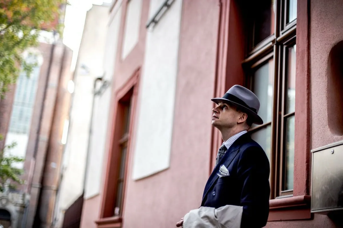 Mężczyzna w garniturze i kapeluszu Fedora elegancka stylizacja