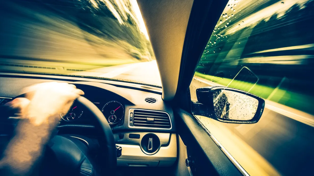 mechanik samochodowy rozmawiający z klientem