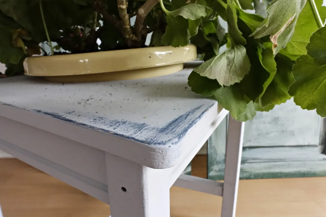 kwietnik z krzesła w różnych stylach aranżacyjnych