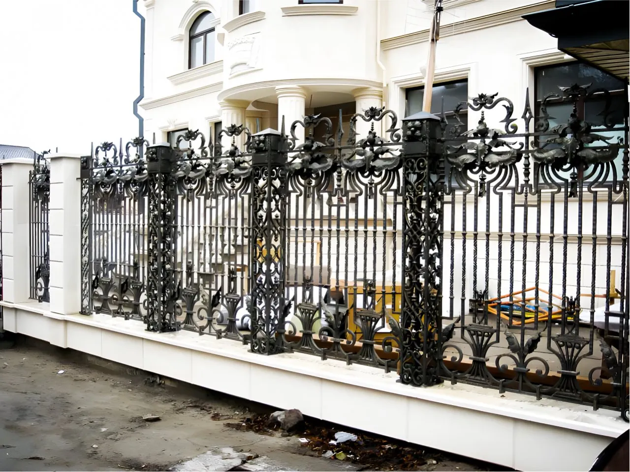 Nowoczesne ogrodzenia metalowe lub paleniska ogrodowe