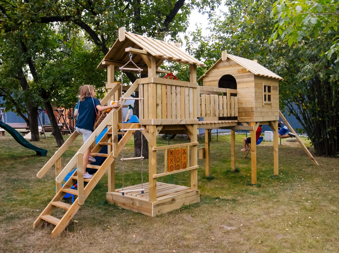 drewniany plac zabaw w ogrodzie materiały