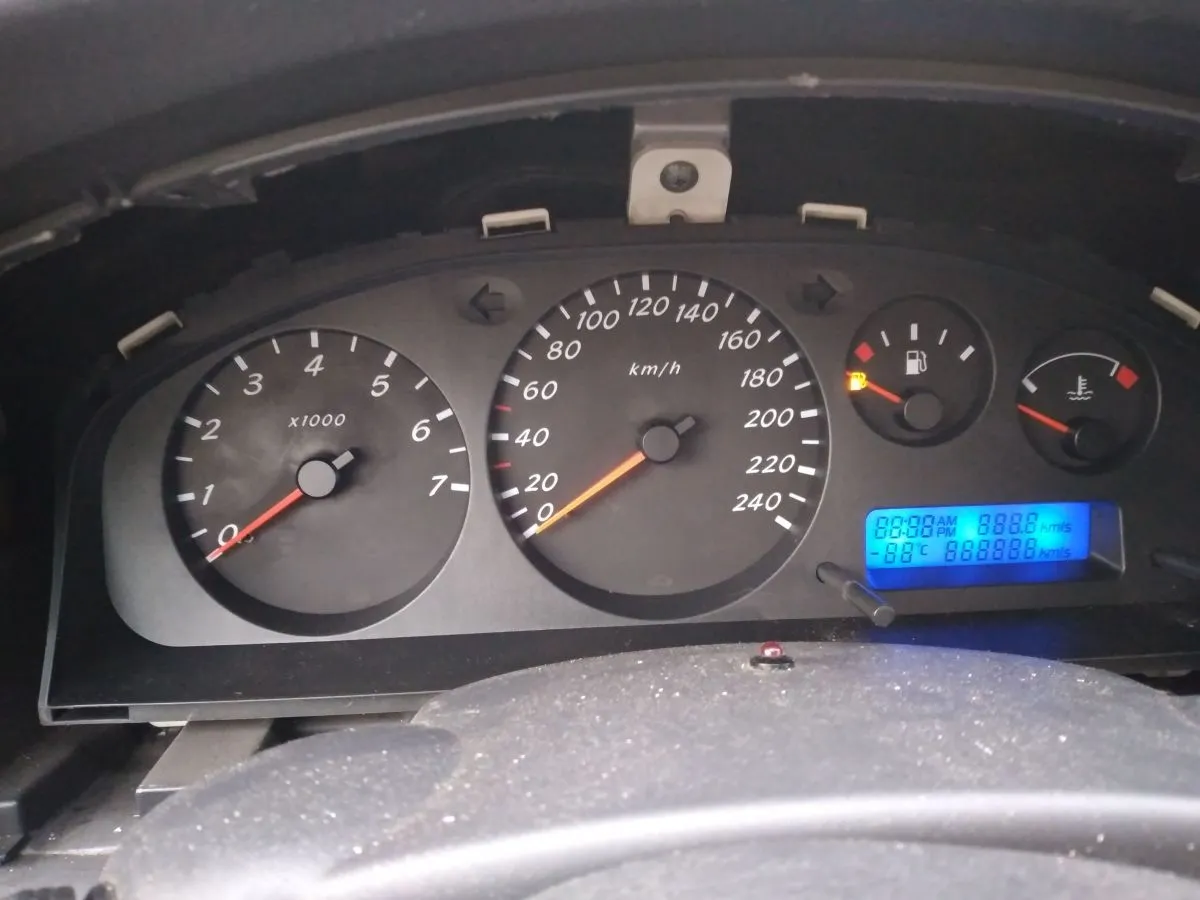 Panel samochodu z licznikiem kilometr&oacute;w i wskaźnikiem paliwa