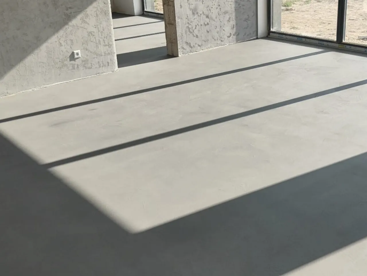 beton dekoracyjny wykończenie mat satyna połysk por&oacute;wnanie