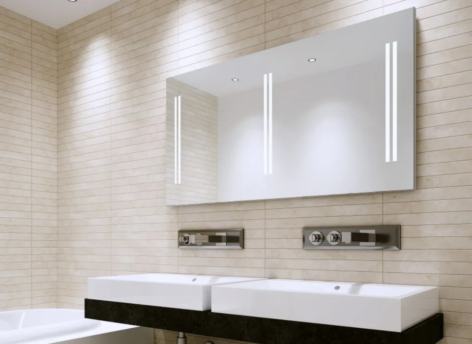 mała łazienka z dużym lustrem i dobrym oświetleniem