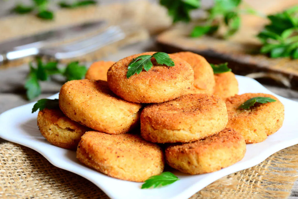 Pyszne kotleciki z ugotowanych udek kurczaka, idealne na szybki obiad.