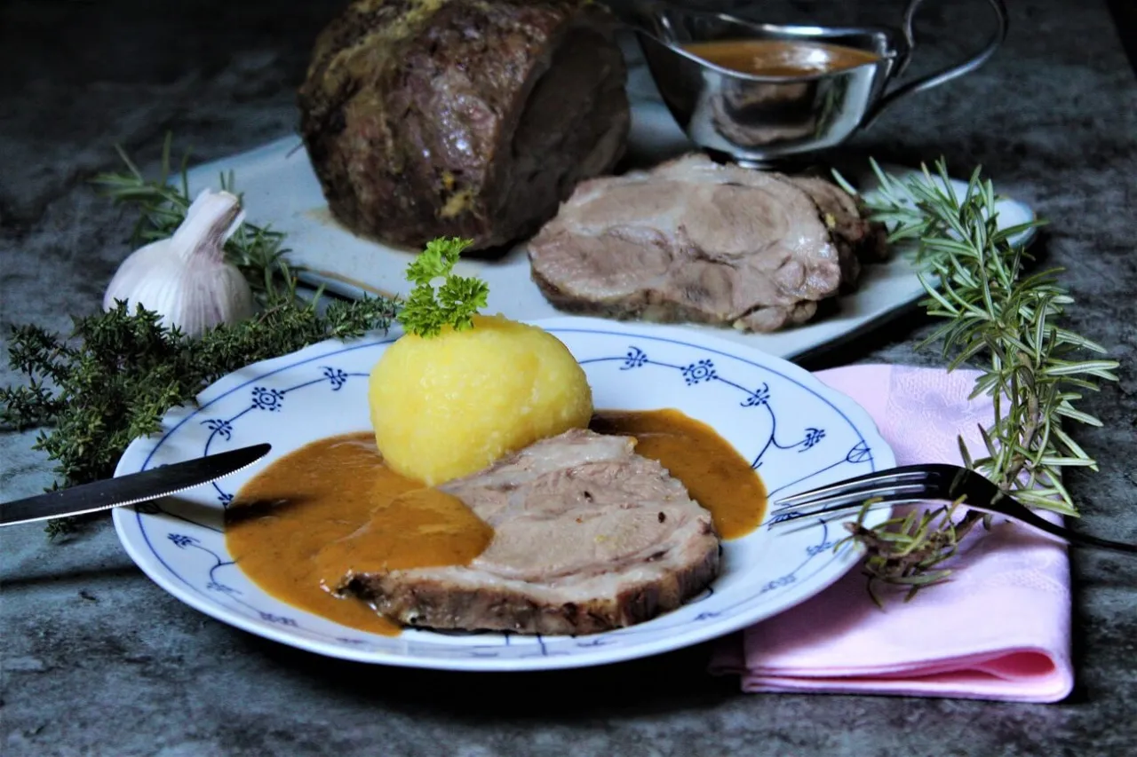 Tisch mit traditionellem Sonntagsessen, Familie