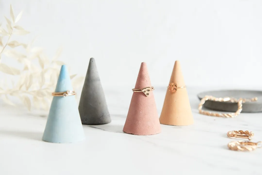 stojak na pierścionki z betonu DIY