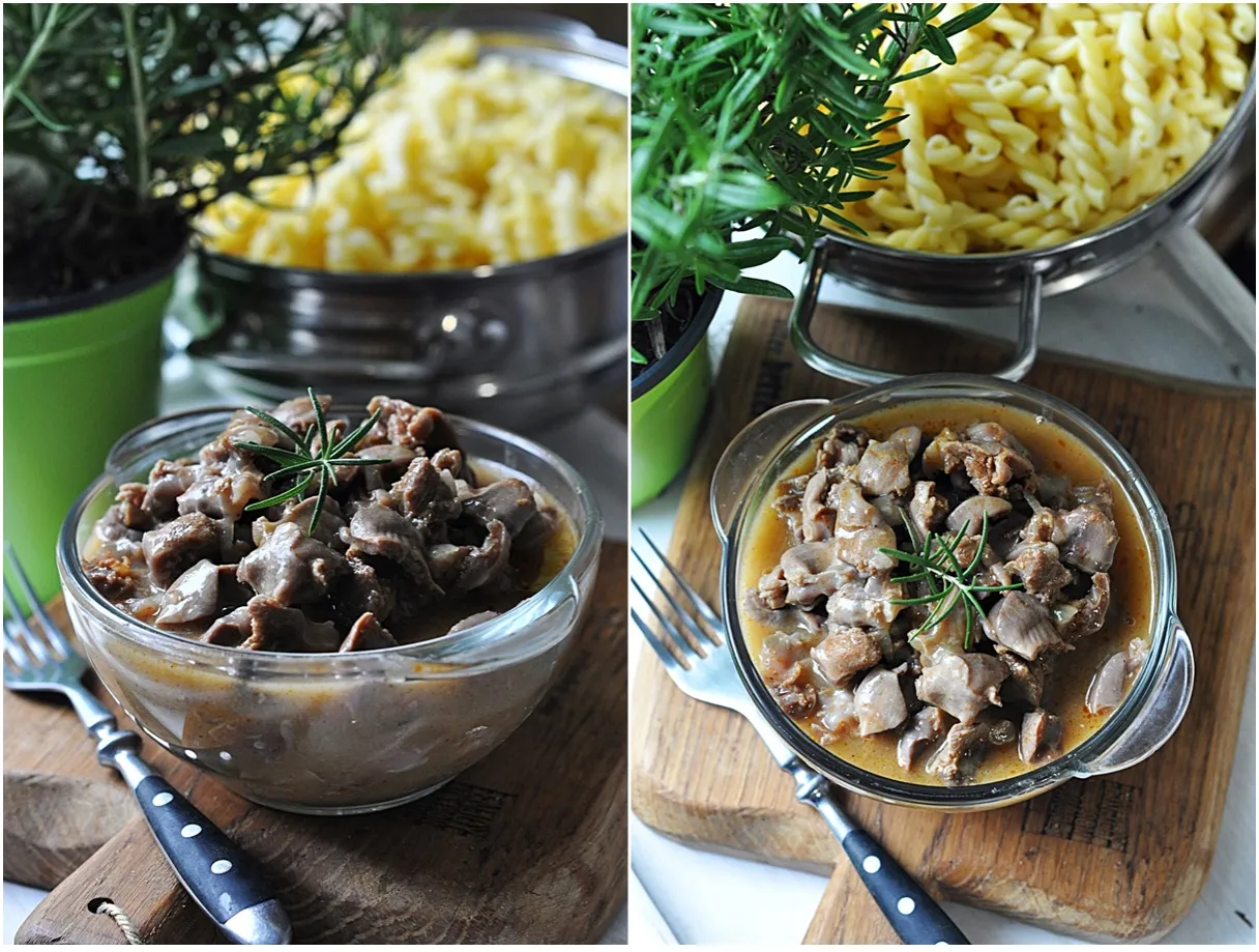 Gulasz z żołądków drobiowych, bardzo dobry przepis. Aromatyczne danie z gałązką rozmarynu, podane z makaronem.